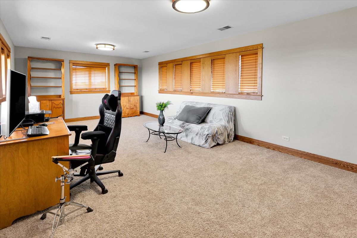 Large bonus office and flexible work area